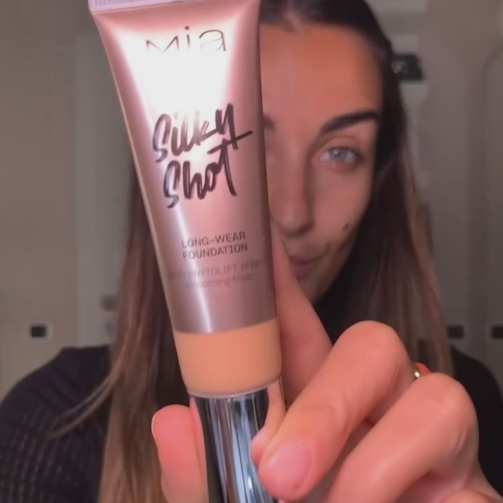 Charger la vidéo : SILKY SHOT FOUNDATION